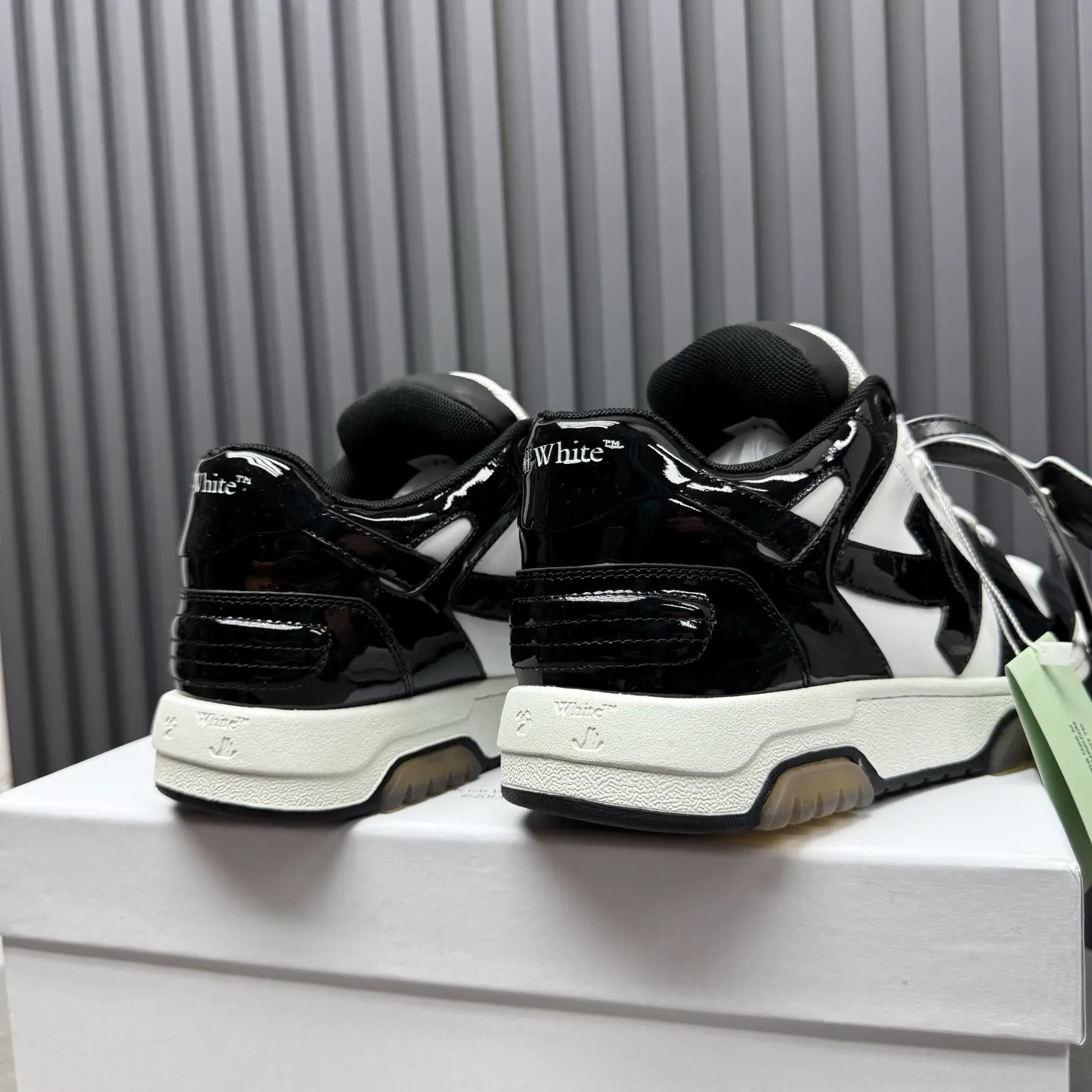 【off- white】P: 620💰Couple model👫, Size: 35-44 (Customized for men 38.45.46) High-quality version👊 "Out of office" series original molding, original lasting, production process 1:1 Original ➰OFF GRAY WHITE OW ➰ First-layer cowhide Imported skin-friendly and environmentally friendly polyester mesh Original molding high elastic and environmentally friendly molding pad Made with the original lasting process. The original molded rubber outsole (never yellows and deforms) has a super correct shape, bright color and strong three-dimensional effect👍. Packaging💯Full set of packaging synchronized with the official website (branded paper, certificate of quality, branded cloth bag)